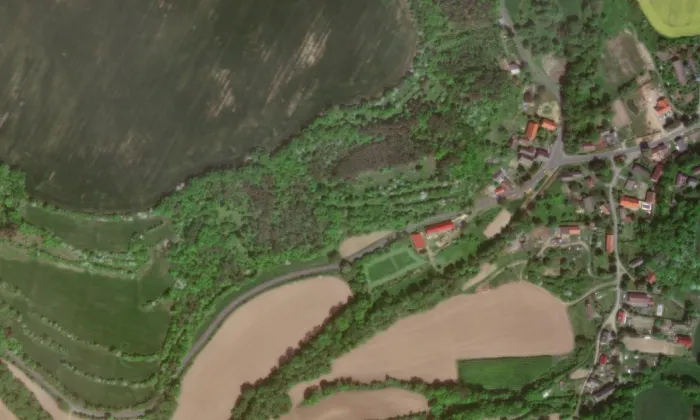 kaple Panny Marie Prostřednice všech milostí ve Vědlicích – letecký pohled