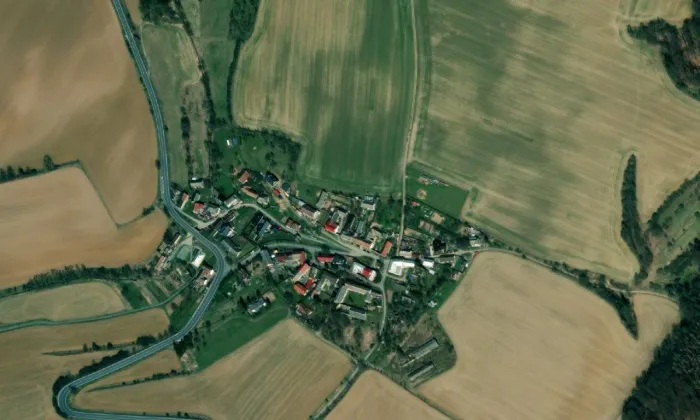 kaple Panny Marie Růžencové (Měník) – letecký pohled