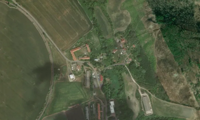 kaple svatého Jana a Pavla (Oploty) – letecký pohled