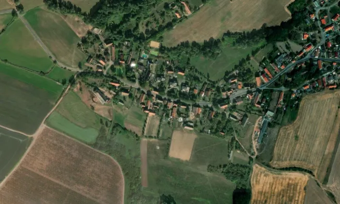 kaple svatého Jana Nepomuckého ve Svojetíně – letecký pohled