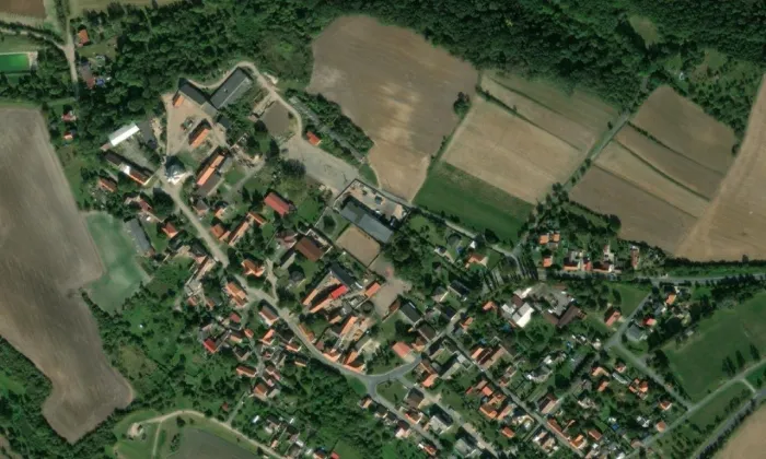 kostel Českobratrské církve evangelické v Nebuželech – letecký pohled