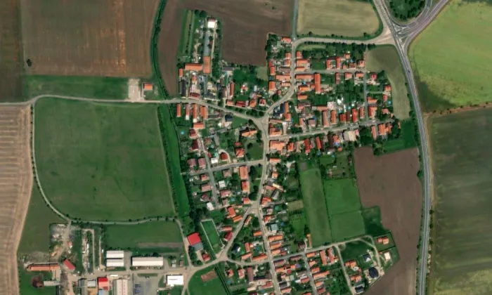 kostel Nalezení svatého Kříže (Bříství) – letecký pohled