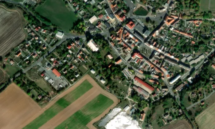 Kostel Nalezení svatého Kříže v Dubé – letecký pohled