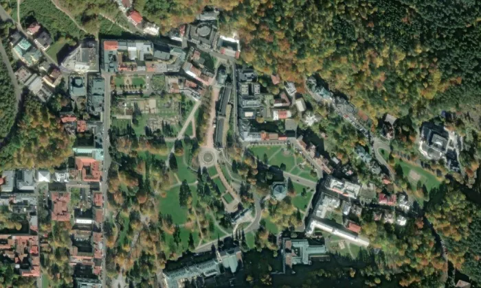 Kostel Nanebevzetí Panny Marie (Mariánské Lázně) – letecký pohled