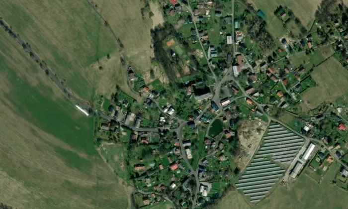 kostel Nanebevzetí Panny Marie v Arnolticích – letecký pohled