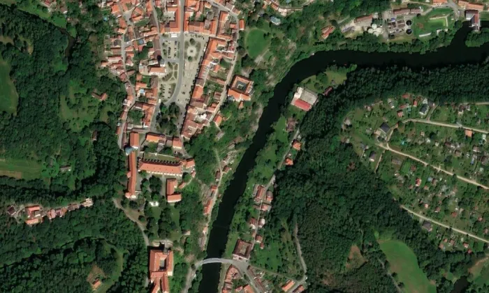 Kostel Nanebevzetí Panny Marie v Bechyni – letecký pohled