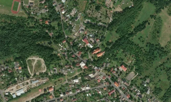 Kostel Nanebevzetí Panny Marie v Horním Jiřetíně – letecký pohled