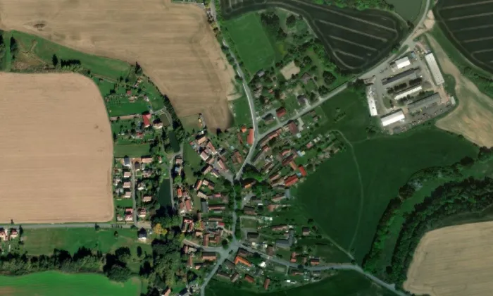Kostel Nanebevzetí Panny Marie v Keblově – letecký pohled