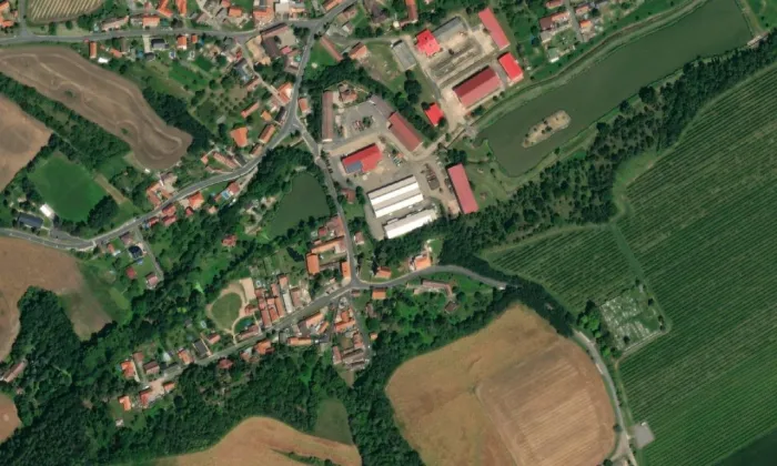 Kostel Nanebevzetí Panny Marie v Tismicích – letecký pohled