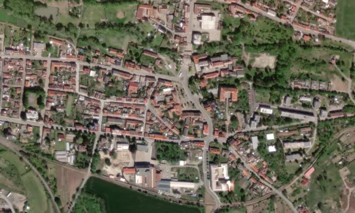 Kostel Nanebevzetí Panny Marie ve Zlonicích – letecký pohled