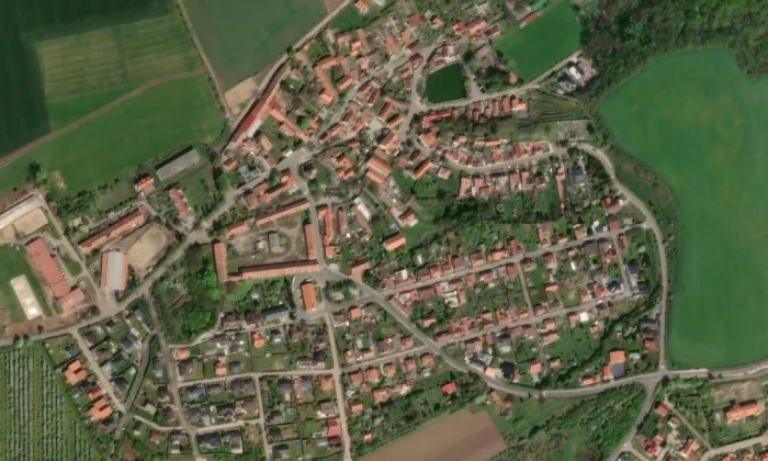 kostel Narození Panny Marie (Holubice) – letecký pohled