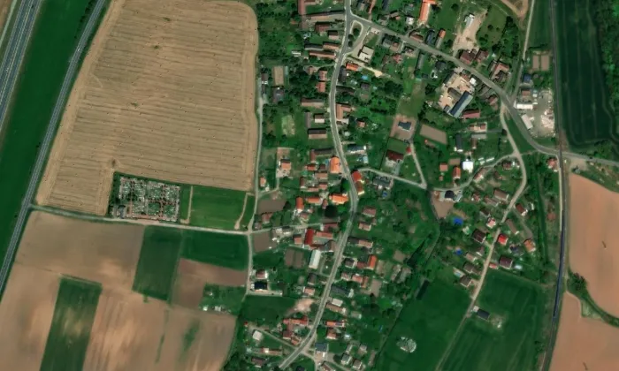 Kostel Narození Panny Marie (Lochenice) – letecký pohled