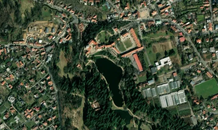 kostel Narození Panny Marie (Průhonice) – letecký pohled