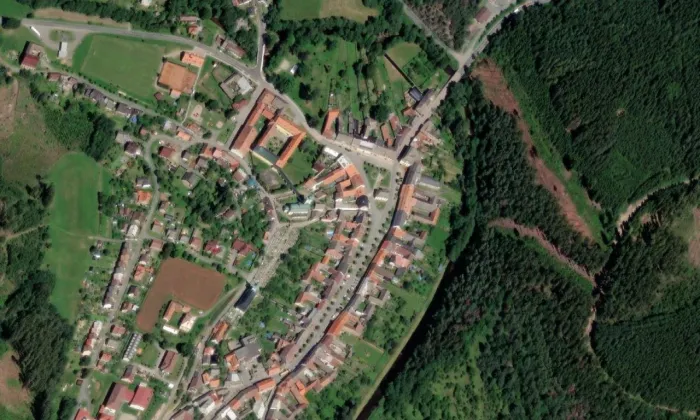 kostel Narození Panny Marie v Jimramově – letecký pohled