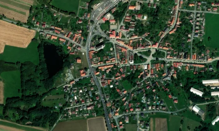 Kostel Narození Panny Marie v Miličíně – letecký pohled