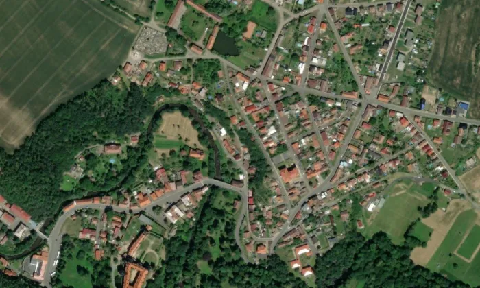Kostel Narození Panny Marie ve Žlebích – letecký pohled