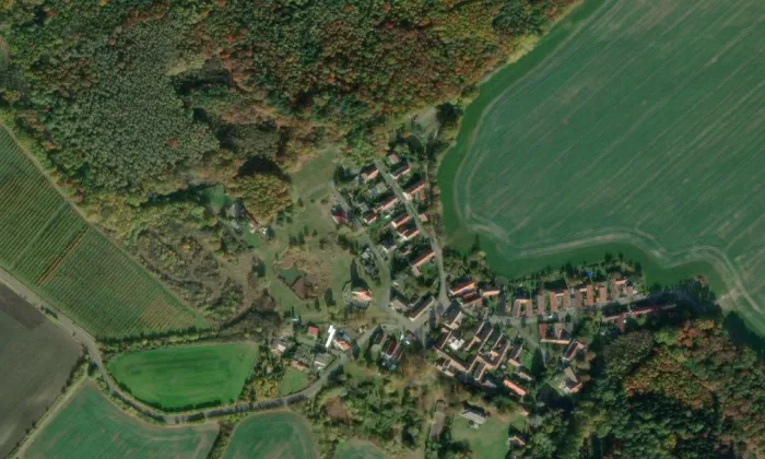 Kostel Narození svatého Jana Křtitele (Vlkov nad Lesy) – letecký pohled