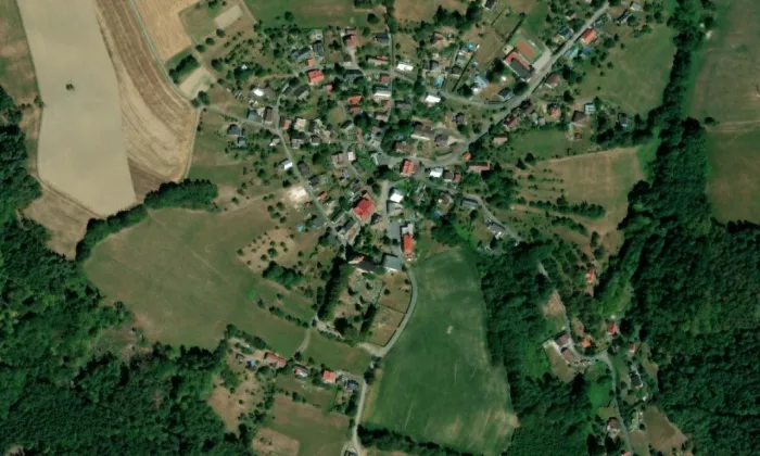 Kostel Nejsvětější Trojice (Bzí) – letecký pohled