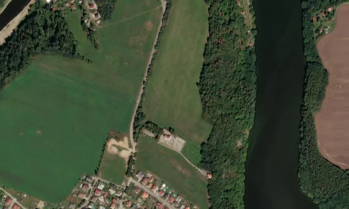 Kostel Nejsvětější Trojice (Neznašov) – letecký pohled