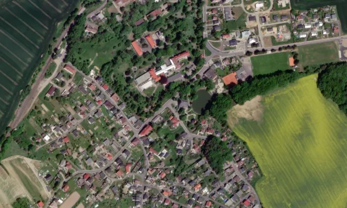 Kostel Povýšení svatého Kříže (Chuchelna) – letecký pohled