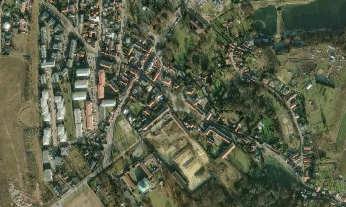 Kostel Povýšení svatého Kříže (Vinoř) – letecký pohled