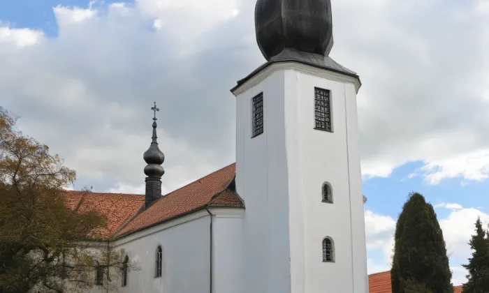 Kostel Povýšení svatého Kříže s farou a kaplankou – historical
