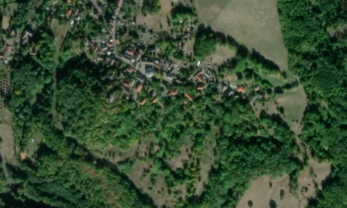 Kostel Povýšení svatého Kříže v Levíně – letecký pohled