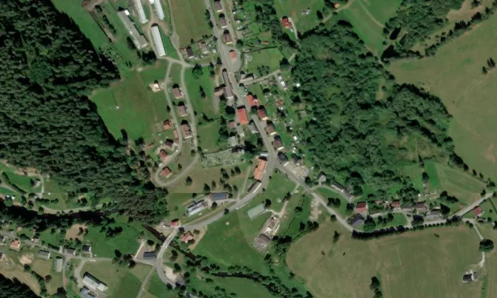 Kostel svaté Rodiny a svatého Jana Nepomuckého – letecký pohled