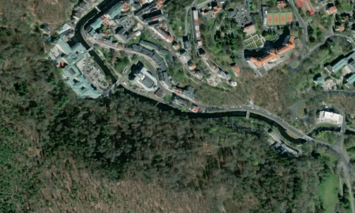 Kostel svatých Petra a Pavla (Karlovy Vary) – letecký pohled