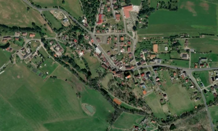 Kostel svatých Petra a Pavla (Petrovice u Sušice) – letecký pohled