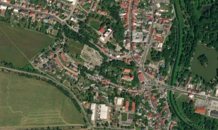 Kostel svatých Petra a Pavla v Mimoni – letecký pohled