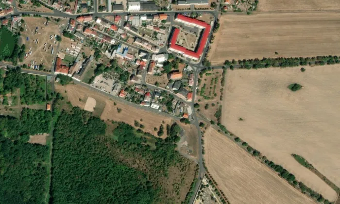 Kostel svatých Petra a Pavla v Oseku – letecký pohled