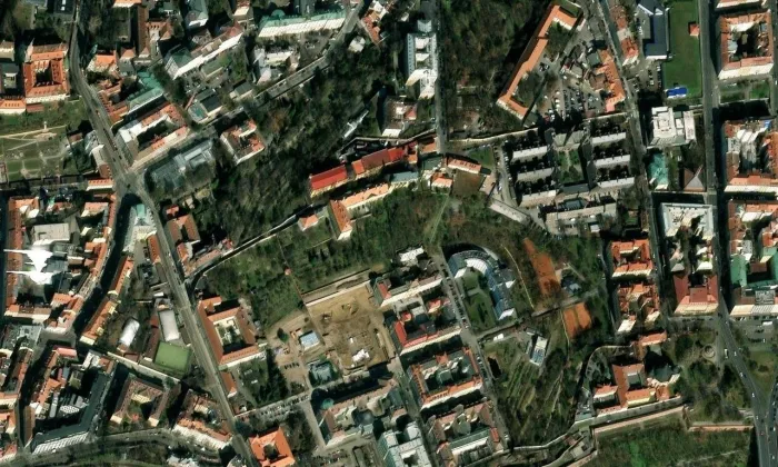 Kostel svatého Apolináře v Praze – letecký pohled