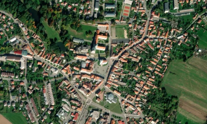 Kostel svatého archanděla Michaela v Pacově – letecký pohled