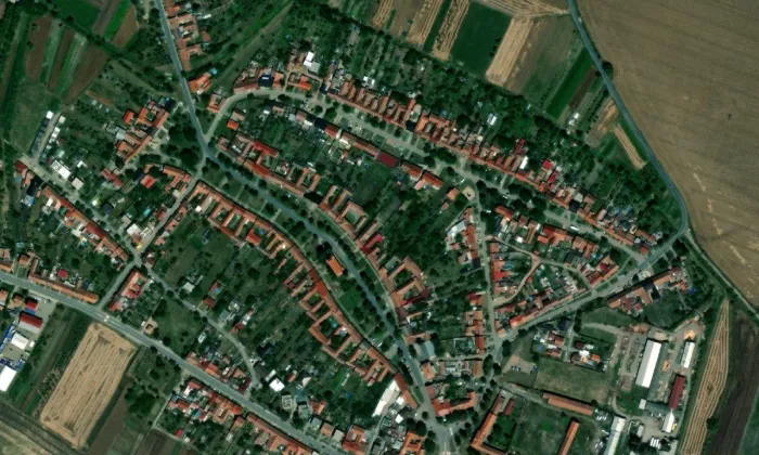kostel svatého Barnabáše – letecký pohled