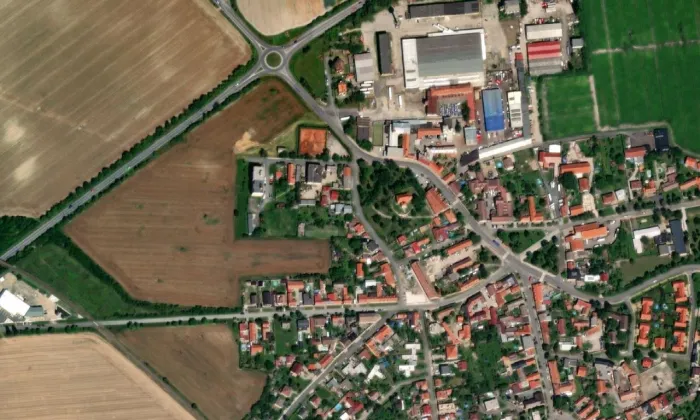 kostel svatého Bartoloměje v Mochově – letecký pohled