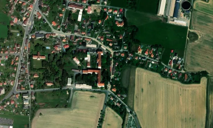 kostel svatého Františka Xaverského v Opařanech – letecký pohled