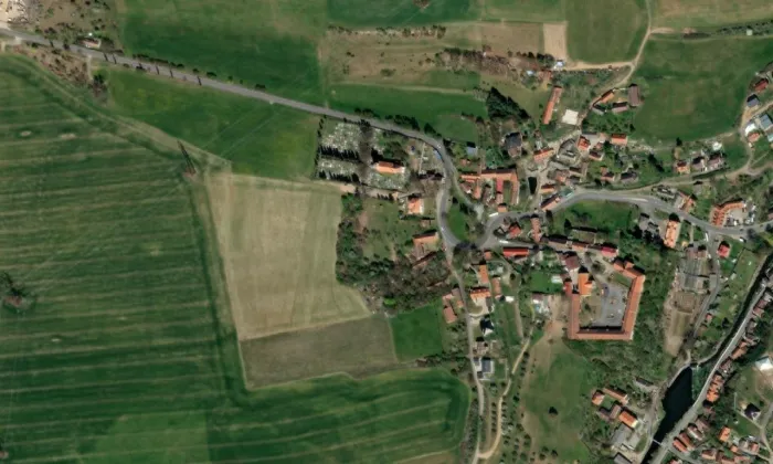 Kostel svatého Františka z Assisi ve Starém Kníně – letecký pohled