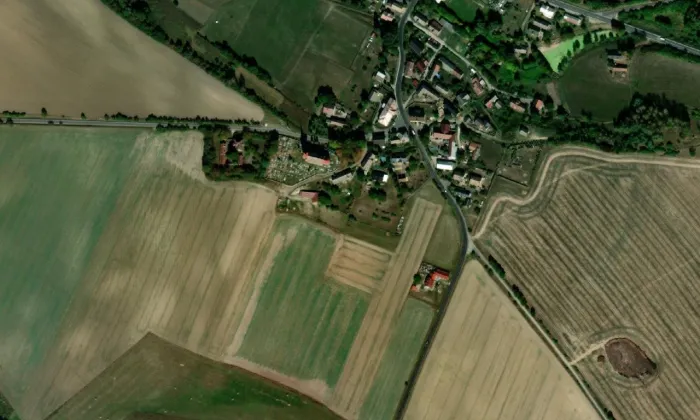 Kostel svatého Jana Křtitele (Újezd pod Troskami) – letecký pohled