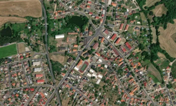 Kostel svatého Jana Křtitele ve Vroutku – letecký pohled