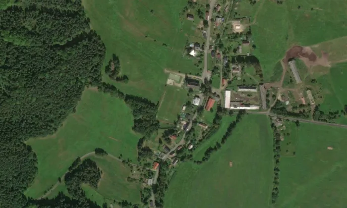 Kostel svatého Jana Křtitele ve Zdislavě – letecký pohled