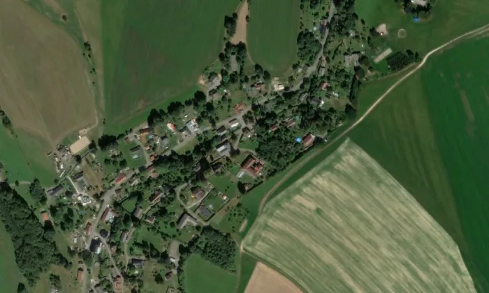 kostel svatého Jana Nepomuckého (Skuhrov) – letecký pohled