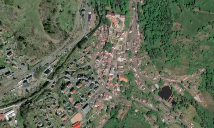 Kostel svatého Jiří v Bečově nad Teplou – letecký pohled