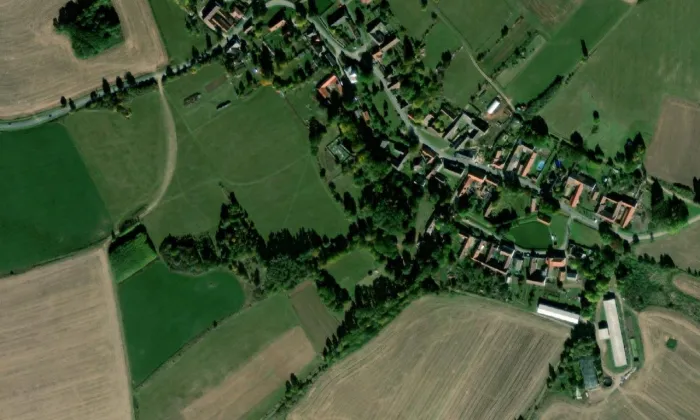Kostel svatého Linharta (Lidéřovice) – letecký pohled
