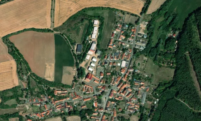 Kostel svatého Matouše v Pnětlukách – letecký pohled