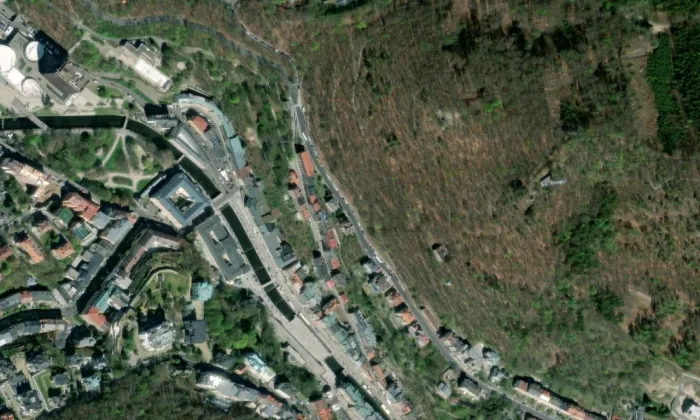 kostel svatého Ondřeje s Mozartovými sady – letecký pohled