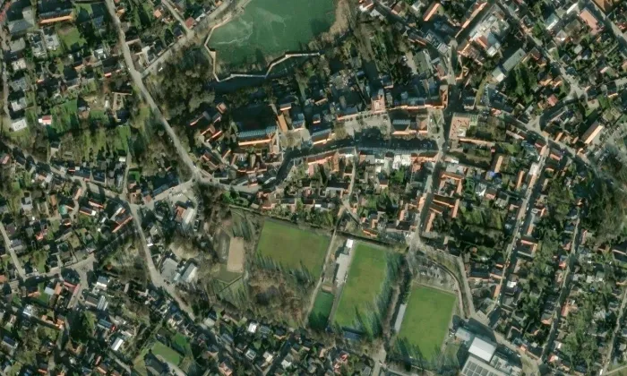 Kostel svatého Petra a Pavla, Říčany, okres Praha-východ – letecký pohled