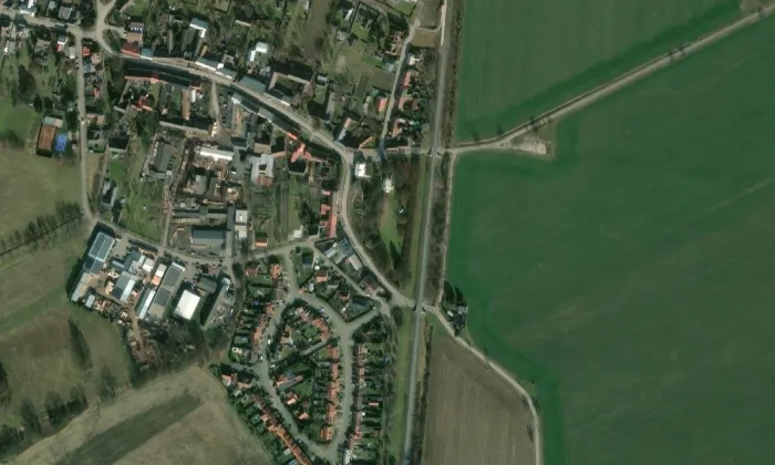 kostel svatého Petra a Pavla (Hlušovice) – letecký pohled