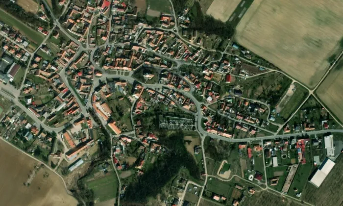 Kostel svatého Petra a Pavla (Mikulovice) – letecký pohled