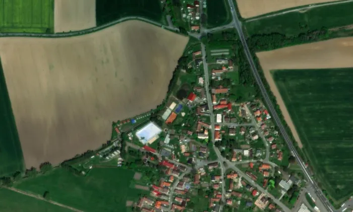 Kostel svatého Petra a Pavla (Milovice u Hořic) – letecký pohled